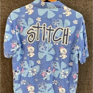 🌺 Disney Stitch Tee – BoxLunch Exclusive 🌺
Size: Small